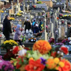 Ludzie odwiedzają groby, składają kwiaty i zapalają znicze. To **święto zmarłych w Niemczech**, czas zadumy i pamięci.