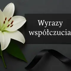 Biała lilia i czarna wstążka symbolizują żałobę. Jak poinformować o śmierci bliskiej osoby? Wyrazy współczucia.
