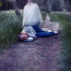 Dusza opuszcza ciało, które leży na ziemi. Wizja tego, co czuje dusza podczas kremacji – przejście do innego wymiaru.