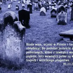 Cmentarz z nagrobkami, na którym widnieją cytaty biblijne na pogrzebie. "Biada wam, uczeni w Piśmie i faryzeusze, obłudnicy! Bo podobni jesteście do grobów pobielanych..." Mt 23,27.