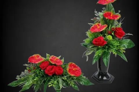 Eleganckie kompozycje z anturium i róż na cmentarz, pełne zieleni i czerwonych akcentów, tworzą wyrazisty symbol pamięci.