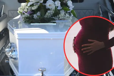 Czy kobieta w ciąży może iść na pogrzeb? Widok białej trumny z kwiatami i zbliżenie na ciążowy brzuch.