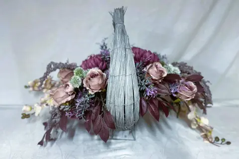 Eleganckie kompozycje ze sztucznych kwiatów w koszu, z różowymi różami, fioletowymi akcentami i zielonymi detalami.