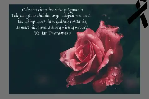Róża z kroplami rosy, czarny symbol żałoby i cytat o śmierci przyjaciela: „Odeszłaś cicho, bez słów pożegnania...”.