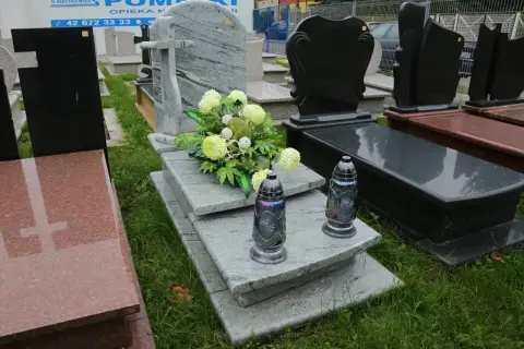 Kamienne nagrobki z kwiatami i zniczami. Na moim grobie nie ma być zniczy, tylko spokój.