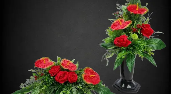 Eleganckie kompozycje z anturium i róż na cmentarz, pełne zieleni i czerwonych akcentów, tworzą wyrazisty symbol pamięci.