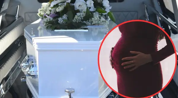 Czy kobieta w ciąży może iść na pogrzeb? Widok białej trumny z kwiatami i zbliżenie na ciążowy brzuch.