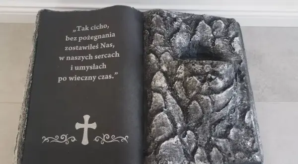 Stroik książka na cmentarz z cytatem i krzyżem. Prawa strona imituje kamieniste zbocze.