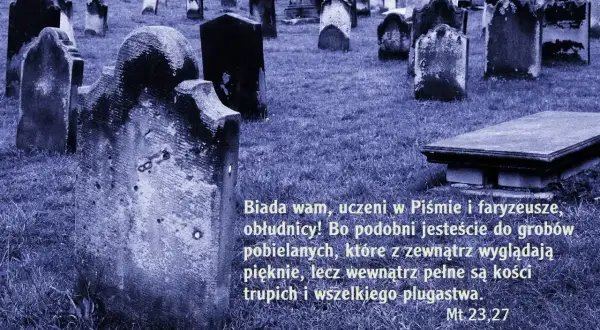 Cmentarz z nagrobkami, na którym widnieją cytaty biblijne na pogrzebie. "Biada wam, uczeni w Piśmie i faryzeusze, obłudnicy! Bo podobni jesteście do grobów pobielanych..." Mt 23,27.