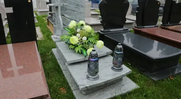 Kamienne nagrobki z kwiatami i zniczami. Na moim grobie nie ma być zniczy, tylko spokój.
