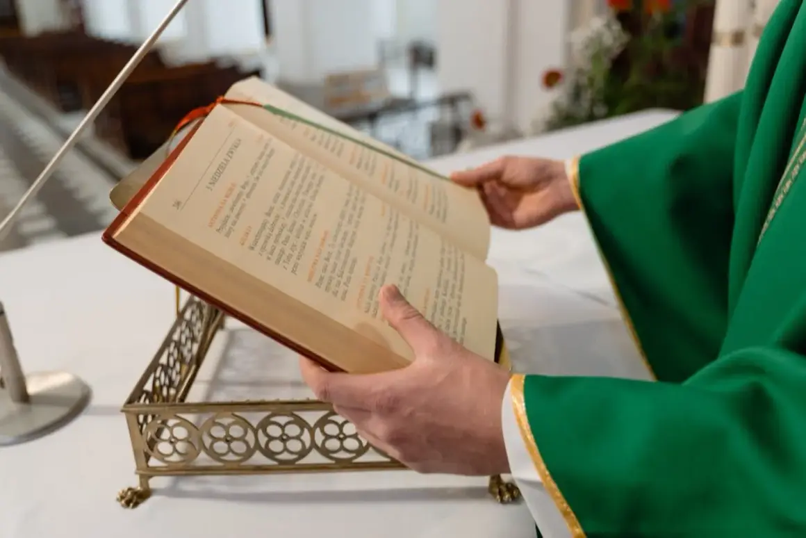 Kapłan w zielonej szacie otwiera księgę podczas mszy pogrzebowej. Teksty liturgiczne pomagają w modlitwie za zmarłego.