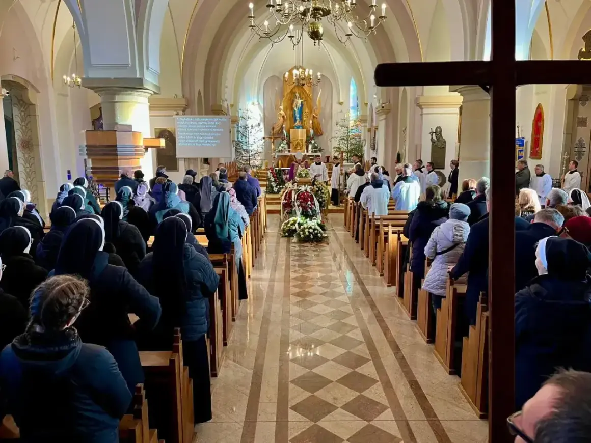 Uroczystość pogrzebowa w kościele. Wierni słuchają tradycyjne pieśni pogrzebowe, modląc się przy trumnie.
