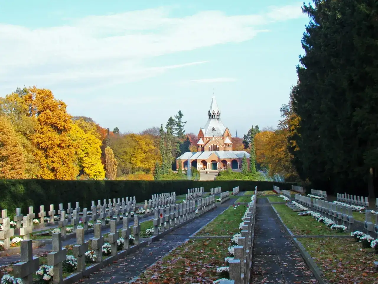 Jesienne barwy otulają największy cmentarz w Europie. Rzędy krzyży i mauzoleum w tle tworzą spokojny, melancholijny krajobraz.