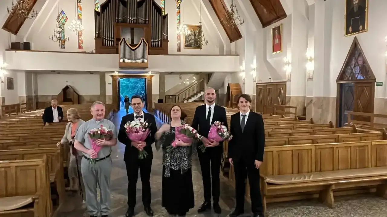 W kościele, po mszy, artyści z bukietami kwiatów, gotowi do wykonania Ave Maria na pogrzebie.