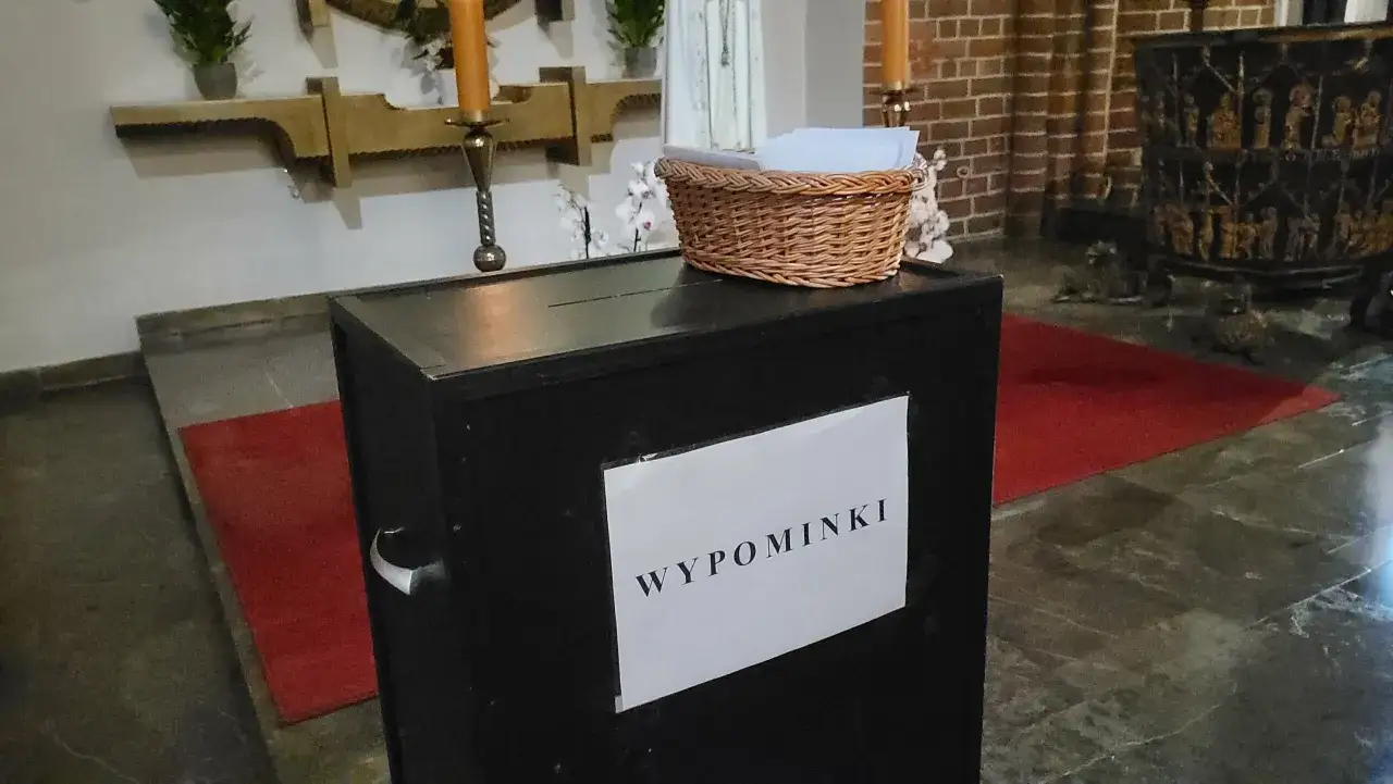 Czarna skrzynka z napisem