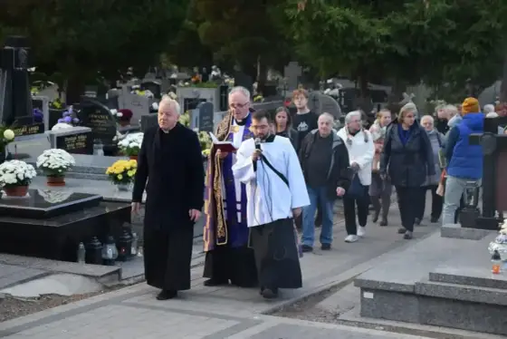 Kto niesie urnę na pogrzebie? Najważniejsze zasady