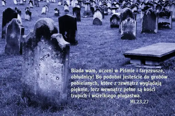 Cmentarz z nagrobkami, na którym widnieją cytaty biblijne na pogrzebie. "Biada wam, uczeni w Piśmie i faryzeusze, obłudnicy! Bo podobni jesteście do grobów pobielanych..." Mt 23,27.